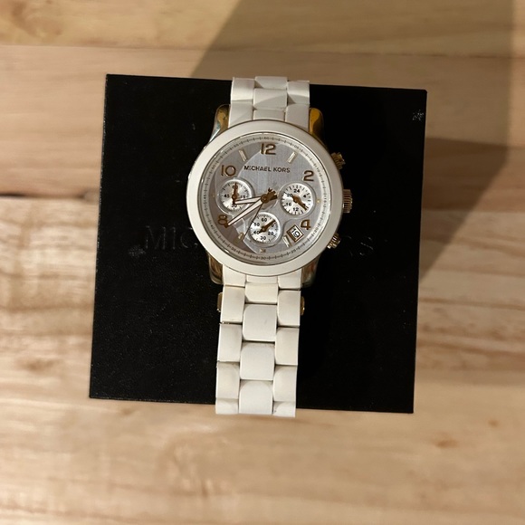 Michael Kors White & Gold Silicone Women’s Watch with Extra Links + Box - Picture 2 of 9